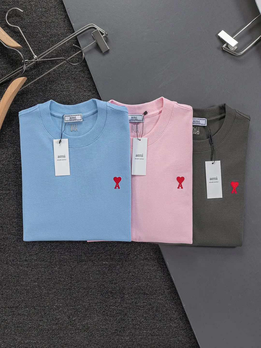 AMI Paris Ami ami Amy love micro-wide version S-XL LV 26ss new products are available at the counter simultaneously. Multiple craftsmanship. Red small love logo on the chest🪡 embroidery. Round neck short-sleeved T-shirt, same style for men and women! Consigned to one-to-one creation. Synchronized with the official website, pure cotton fabrics at the counter! It is close to the skin and comfortable, durable and easy to wear. It has a classic simple logo design and meticulous original craftsmanship. Short-sleeves, a must-have item for men, are not the same as the general public, but must be unique and eye-catching. This LV short-sleeve is of top quality, comfortable, consistent style, fashionable, including fabrics and tailoring techniques. We have put a lot of effort into it! 320 grams of washed pure cotton fabric, pure cotton Breathable, very refreshing and comfortable for daily wear. The rib knitting on the neckline is smooth and tight, and the neckline will not be skewed if you toss it at will. The loose version, you will find that it really looks good on the upper body, the overall is minimalist and neat, super daily Versatile! Pair it casually with a pair of pants for a youthful look. A T-shirt will make your outfit crazy. It is a fashionable item that can never go wrong! Color: Black White Gray Blue Pink Size: S-XL Size chart: S: Shoulder width 50-Bust 56-Length 70 M: Shoulder width 52-Bust 57-Length 72 L: Shoulder width 54-Bust 59-Length 74 XL: Shoulder width 56-Bust 62-Length 76